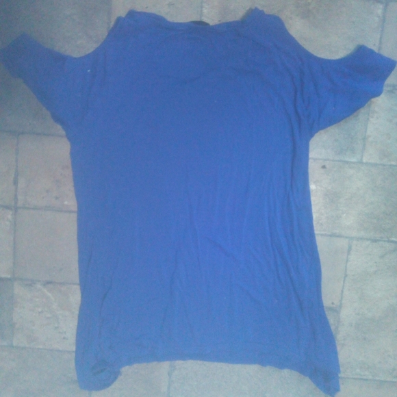 2/10 Shoulder showing t shirt - Picture 2 of 2